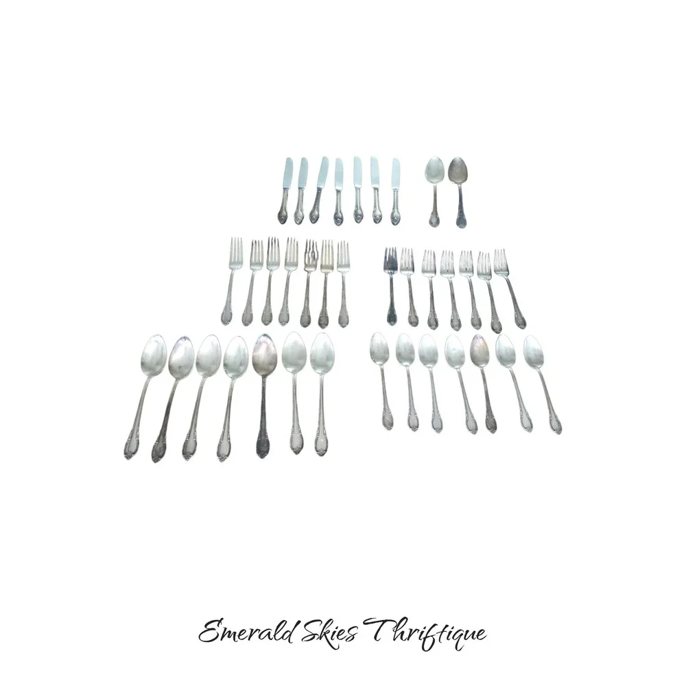 32 PCS REMEMBRANCE 1847 ROGERS SILVERPLATE